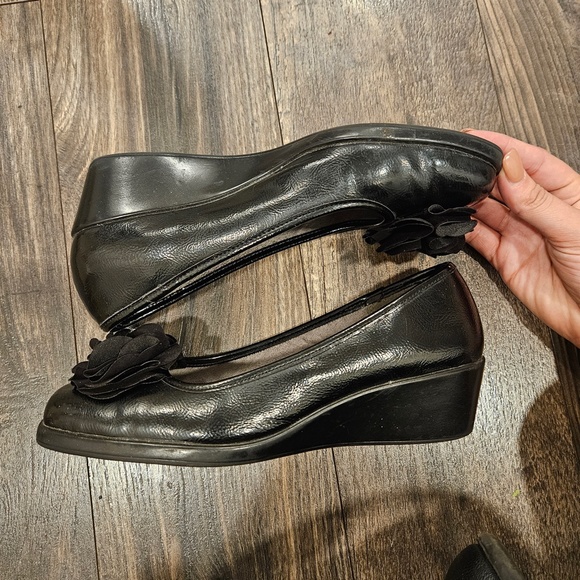 shiny black faux leather naturalizer wedge block heel flower size 8M - Picture 1 of 7